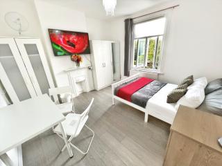 Luxurious House near Excel- Air Conditioning, 9 Beds, 2 Baths, Garden, fast WiFi - London - 4