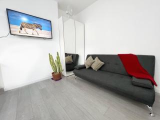 Luxurious House near Excel- Air Conditioning, 9 Beds, 2 Baths, Garden, fast WiFi - Londra - 1