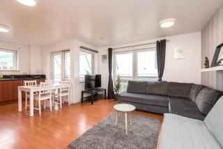 Modern Spacious 3 Bedroom City Centre Apartment - Free Parking - Private Balcony - 2