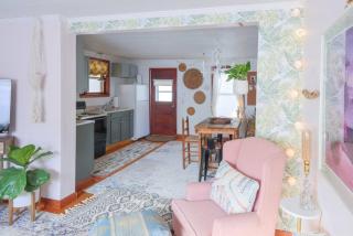 Bohemian Bungalow with Hot Tub - Winooski - 2
