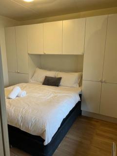 King Size bed plus 4beds free parking indoors - 8
