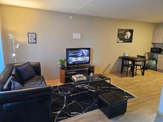 King Size bed plus 4beds free parking indoors - 0