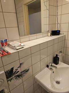 King Size bed plus 4beds free parking indoors - 7