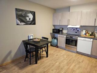 King Size bed plus 4beds free parking indoors - 5