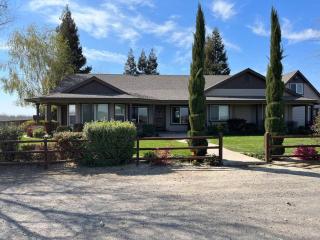 Adorable 1 Bedroom with pool, and Horse Arena - 4