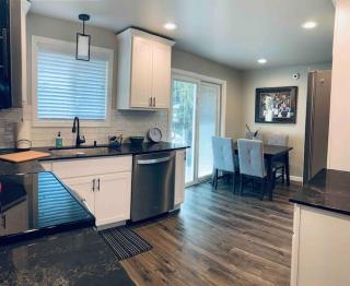 Beautiful, well-stocked home - sleeps 7! - 2