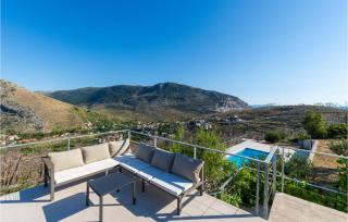 Nice Home In Zrnovnica - 8