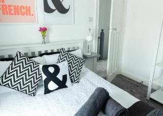 Entire family home , large rear garden, free parking, fast WI-FI - 7