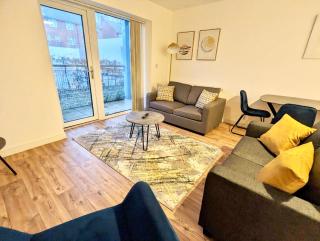 Spacious 2 bed ground floor apartment, Free parking, close to Historic dockyard & Gunwharf Quays - 9