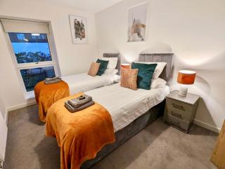 Spacious 2 bed ground floor apartment, Free parking, close to Historic dockyard & Gunwharf Quays - 5