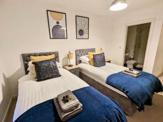 Spacious 2 bed ground floor apartment, Free parking, close to Historic dockyard & Gunwharf Quays - 2