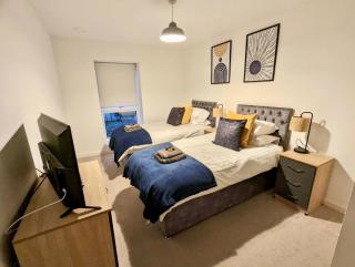 Spacious 2 bed ground floor apartment, Free parking, close to Historic dockyard & Gunwharf Quays - 1