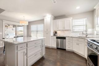 Near Hiking and Biking Convenient Home in Rogers! - 1