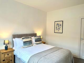 Stylish 3 Bedroom City Retreat - 2