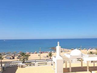 Seaside Serenity: 1BR with Breathtaking Ocean View - Quarteira - 6