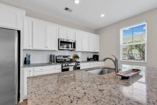 Centrally Located Myrtle Beach House Near Sports Center, Broadway at the Beach, Shopping, Beach, and Golf - Myrtle Beach - 3