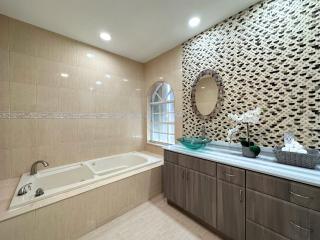 Spacious and Luxurious 4bd 3br House Pool Tub BBQ Private - Miami - 3