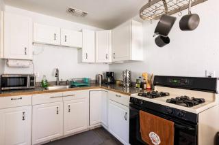 Misha’s Hunn Cottage - Yuba City - 4