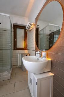 luxurious-Fully equipped & renovated-2Room Suite-Elevator-Quite area-Secure Parking - 1