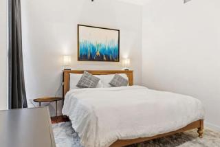 Luxurious Condo, Amazing Location - 8