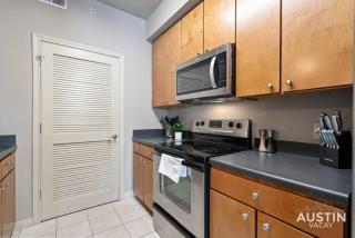 Sleeps 12 Spacious West Campus Apt w Huge Patio - Austin - 2