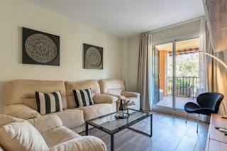 Seaside Bliss 2BR Apartment with Tranquil Terrace Pool and Parking - Fuengirola - 3