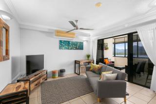 604 Chic City Apartment with Water Views - Cairns - 0