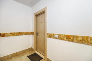 Green Studio - located by the forest, near AFI Mall, and moments away from The Old Town - 3