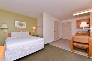Americas Best Value Inn & Suites-Winnie - Winnie - 1