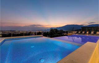 Gorgeous Home In Mravince With Sauna - 2