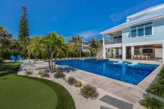 The Willow Inn: Huge Pool, Game Room, One Block to Beach by Anna Maria Life Vacation Rentals - 5