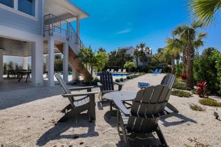 The Willow Inn: Huge Pool, Game Room, One Block to Beach by Anna Maria Life Vacation Rentals - 2