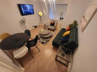 Garland Quantock House, London With Private Garden - Thamesmead - 5