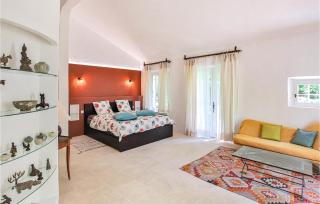 4 Bedroom Stunning Home In Lagnes - 1