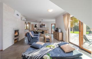 Stunning Home In Bale With Wifi - 8