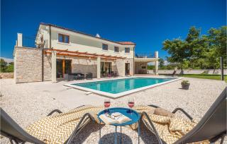 Stunning Home In Bale With Wifi - 5