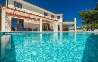 Stunning Home In Bale With Wifi - 4