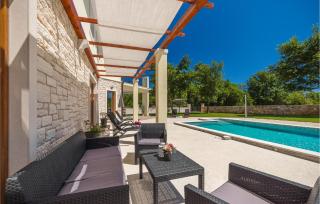Stunning Home In Bale With Wifi - 2