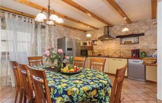 Awesome Home In Basici - 4