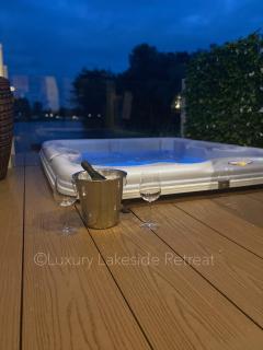 Lakeside Retreat With Hot Tub & Fishing Peg at Tattershall Lakes Country Park - 7
