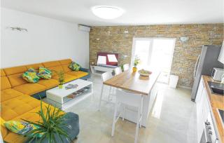 6 Bedroom Gorgeous Home In Milna - 7