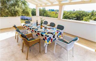 6 Bedroom Gorgeous Home In Milna - 3