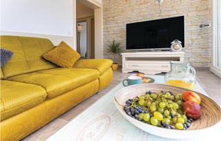 6 Bedroom Gorgeous Home In Milna - 2