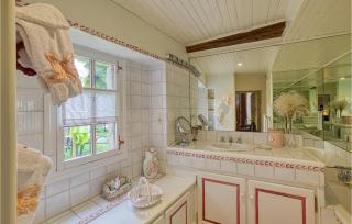 Cozy Apartment In Saint Jean Du Bruel - 9