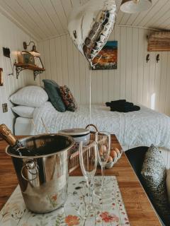 Black hut at Slieve Croob Glamping - 6