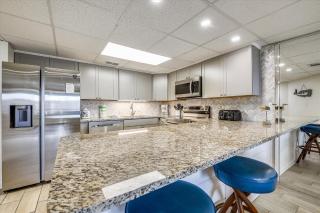 Sugar Beach A6-Lovely 4 bedroom 3 bath Condo, Sleeps 11, Free Beach Chairs 2021! condo - Panama City Beach - 2