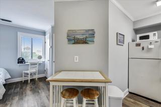Cozy Holiday Hideaway, Sleeps 4! Steps to the Beach! Renovated 2021 condo - 4