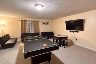 Modern 5 Bedroom Pocono house - Jacuzzi - Gameroom - Near Lake - Golf Couse - Tobyhanna - 3