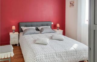 3 Bedroom Awesome Home In Saint-Carreuc - - 4
