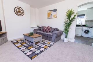 Spacious-Comfortable-Free Parking-Garden - 3